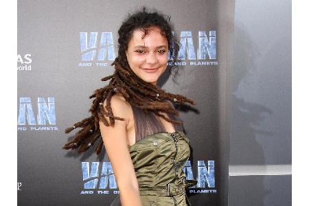 Auch Sasha Lane greift auf das ein oder andere Haar-Accessoire zurück. Die 