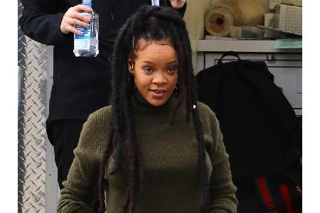 Selbstverständlich kommt auch Trendsetterin Rihanna nicht an der Filzfrisur vorbei. Sie trägt die hüftlangen Filzlocken bisl...