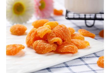 Wer es süßer mag, sollte zu getrockenen Pfirsichen oder Aprikosen greifen. Sie stillen nicht nur die Lust auf Zucker, sonder...