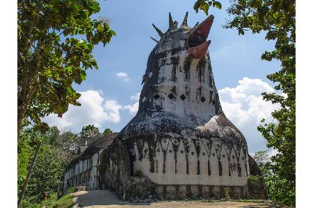 Gebäude in Tierform gibt es auch - und eines davon steht mitten im indonesischen Dschungel. Auf Java thront ein Huhn aus Ste...