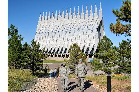 Hier befinden wir uns auf dem Territorium der Akademie der Luftwaffe im Staat Colorado. Diese Kapelle hat 17 Spitzen, von de...