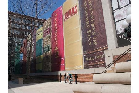 Bücher im Inneren? Das kann wohl jede Bibliothek. Die Fassade der Bibliothek in Kansas City sieht aus wie ein riesiges Büche...