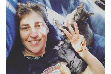 Auf dem Sofa mit der Katze knuddeln - es gibt nichts Schöneres. Das denkt sich offenbar auch Mayim Bialik (42). Auf Instagra...