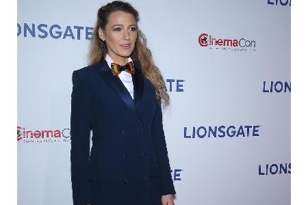 Wer schlanke Beine wie Blake Lively hat, sollte die auch zeigen. Ein kurzes Blazer-Kleid ist perfekt dafür. Trotz oder gerad...