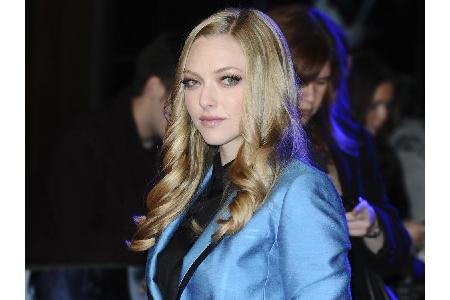 Amanda Seyfried (32) schafft gleich zweierlei: sportlich und elegant im Blazer. Das streng geschnittene Jackett bekommt durc...