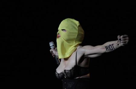 Selbst Musikstars wie Björk, Paul McCartney und Madonna (auf dem Bild in Pussy Riot-Verkleidung zu sehen), sprachen sich für...