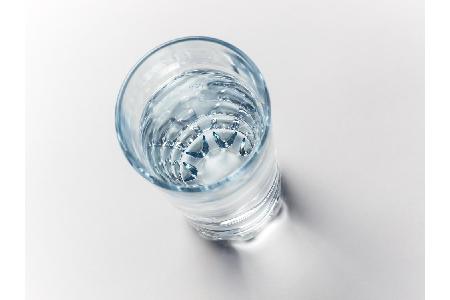 Wasser kurbelt den Stoffwechsel ordentlich an! Wenn man um die zwei Liter pro Tag trinkt (am besten vor den Mahlzeiten) erhö...