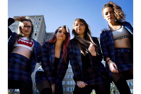 Bei dieser Punk-Band aus Berlin ist nicht nur der Name einfallsreich: Gemeinsam sind Lulu Fuckface, Doreen K. Bieberface, Kr...