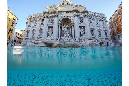 Nur wenn man eine Münze über die Schulter in den Trevi-Brunnen wirft, kehrt man der Legende nach irgendwann nach Rom zurück.... Nur wenn man eine Münze über die Schulter in den Trevi-Brunnen wirft, kehrt man der Legende nach irgendwann nach Rom zurück....