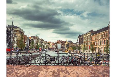 Jährlich müssen 15.000 Drahtesel in Amsterdam dran glauben. Offenbar lieben die Niederländer ihre Fahrräder so sehr, dass de...
