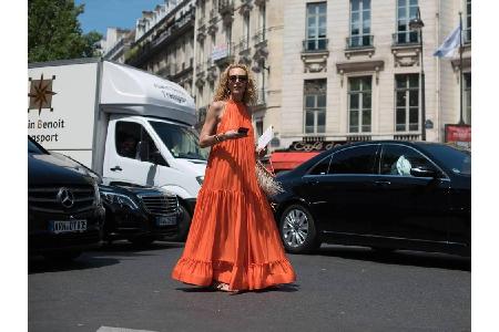 Elina Halimi, Inhaberin des Luxus-Stores Kabuki in Paris, wählte für ihren Besuch der Elie-Saab-Show ein bodenlanges Sommerk...
