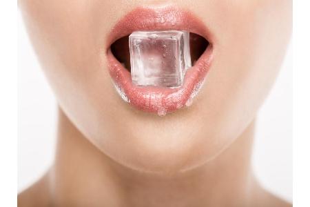 Die Eiswürfel-Massage bringt ebenfalls das Blut in Wallung. Einfach mit einem Eiswürfel etwa eine Minute über die Lippen gle...