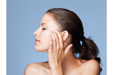 Augen und Lippen haben eines gemeinsam: Die Haut ist empfindlich und bedarf spezieller Pflege. Darum kann die Augencreme auc...