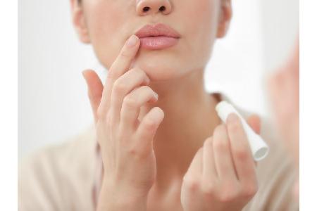 Sowieso ist Feuchtigkeit das A und O für pralle, gesunde Lippen. Also: Ausreichend eincremen oder einfetten! Einen Fettstift...