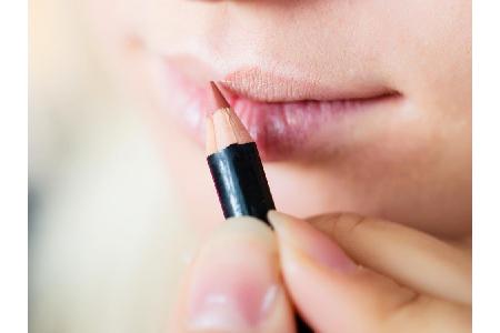 Durch gekonntes Contouring und Highlighting kann man die Lippen besonders voll mogeln. Mit hellerem Lipliner das Lippenherz ...