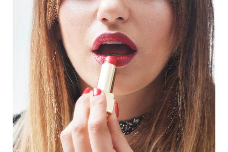 Layering sorgt nicht nur optisch volle Lippen, sondern gibt dem Lippenstift auch langen Halt. Vor dem Lippenstift Lipliner b...