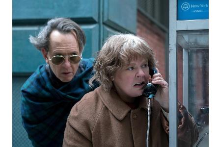 Die Prominenten-Biographin und Katzenfreundin Lee Israel (Melissa McCarthy) verdient in den 1970er und 80er Jahren in New Yo...