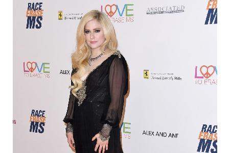 Fünf Jahre war es still um Avril Lavigne. Der Grund war eine schwere Borreliose-Erkrankung, die die Sängerin fast das Leben ...