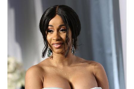 Cardi B. (26) ist weltberühmt für ihre ausgefallenen Outfits. Auch in Sachen Haar-Styling möchte die US-Rapperin immer wiede...