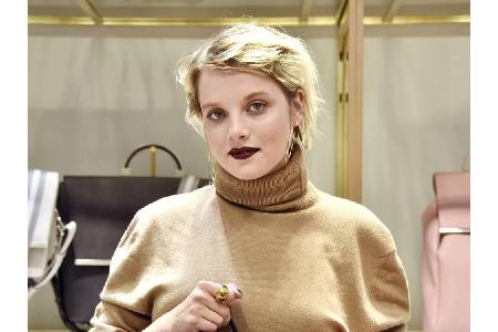 Sie trennte sich von ihren langen Haaren und ließ sich einen frechen Pixie-Cut schneiden. Dazu wechselte sie auch noch die H...