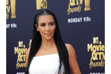 Bei den MTV Movie Awards im Juni trug sie ein weißes Crop-Top aus Wolle sowie einen eng anliegenden Maxi-Rock in funkelndem ...