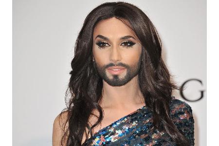 Als Conchita Wurst zeigte sich Tom Neuwirth (30) stets in glamourösen Roben. Sein Markenzeichen: Schwarzer Bart und lange sc...