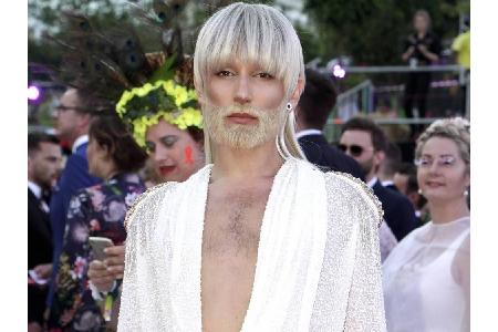 Beim Life Ball im Juni in Wien zog der Travestiekünstler alle Blicke auf sich. Der ESC-Gewinner von 2014 trug eine wassersto...