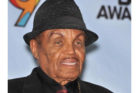 Er wurde 89 Jahre alt. Der berüchtigte Vater des Jackson-Clans, Joe Jackson, stirbt am 27. Juni in einem Krankenhaus in Las ...