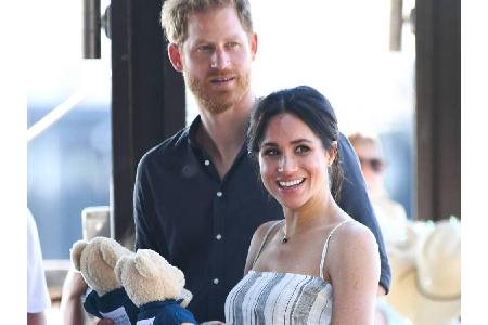 Herzogin Meghan, wie sie nun heißt, hielt sich bei dieser Hochzeit bedeckt. Warum, erfuhr die Öffentlichkeit bei der offizie...