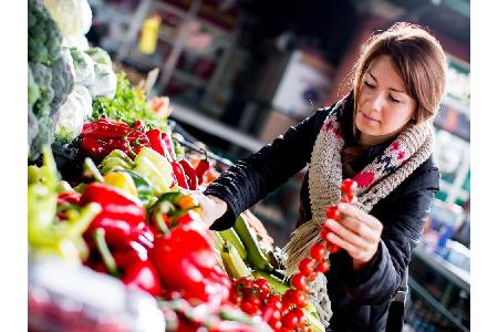 Gehen Sie mit Struktur einkaufen - auf einem Markt, online oder im Supermarkt. Wichtig ist, dass viel Obst, Gemüse, hochwert...