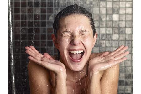 Leichter gesagt, als getan: Brausen Sie sich nach der warmen Dusche für 30 Sekunden bis zu einer Minute kalt ab. Sie werden ...