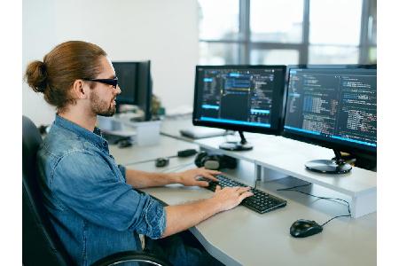 Zu langes Sitzen vor dem PC versteift den Nacken. Stehen Sie regelmäßig auf - das treibt den Stoffwechsel voran und verhinde...