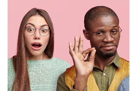 Das Handy- oder PC-Licht signalisiert unserem Körper, dass es hell ist. Wer also aufs Filme schauen oder Nachrichten schreib...