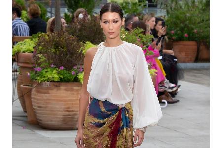 Und noch einmal Bella Hadid. Bei der Show von Oscar de la Renta trägt sie eine Kombination aus unifarbenen Basics und fransi...