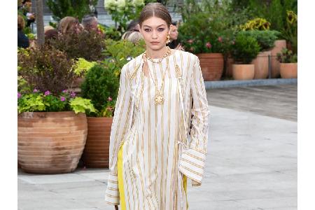 Diese außergewöhnliche Kombi aus Tunikakleid und weiter Hose in Currygelb - präsentiert von Gigi Hadid - stellt einen weiter...