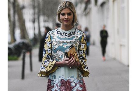 Auch Fashionista Lala Rudge steht auf den Bollywood-Trend. Im hochgeschlossenen Kleid mit Mustermix setzt sie ein echtes Mod...