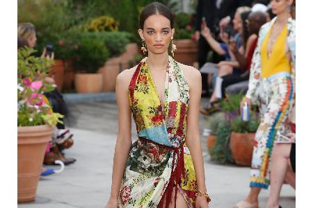 Einen Muster-Mix der besonderen Art führt Model Ella Rose hier vor. Das elegante Neckholder-Kleid mit opulenten Bestickungen...
