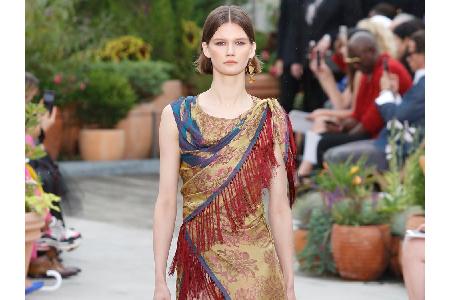 Auch dieser Look erweist sich als fransiger Eyecatcher. Kaum zu glauben, dass eine Farbkombi aus Gold, Rot und Kobaltblau so...