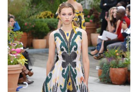 Wow! Dieses sommerliche Dress mit außergewöhnlichem Batik-Muster stellt einen perfekten Look für heiße Temperaturen dar. Dur...