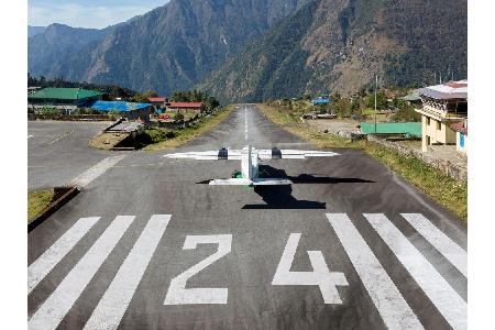 Der Tenzing Hillary Airport in Nepal ist berüchtigt für seine Lage in 3.000m Höhe. Am Ende der Landebahn geht es 600m steil ... Der Tenzing Hillary Airport in Nepal ist berüchtigt für seine Lage in 3.000m Höhe. Am Ende der Landebahn geht es 600m steil ...