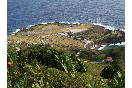 Das beweist Saba, die kleinste der ehemaligen Niederländischen Antillen. Zwischen zwei steilen Klippen bleiben nur 303 Meter...