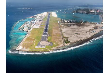 Wenn sich ein Pilot auf dem Malé International Airport (Malediven) auch nur um wenige Meter verschätzt, landet die Maschine ...