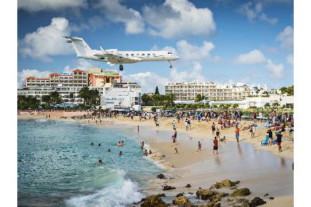 Ums Baden geht es an diesem Strand auf St. Maarten nur den wenigsten. Hier warten alle nur auf das nächste Flugzeug, das kna...