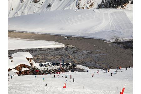Wer in den französischen Alpen auf über 2.000 Metern landen will, braucht eine gehörige Portion Mut. Raus aus dem Flugzeug, ...