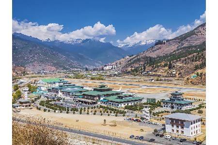 Die Höhe ist auch im Königreich Bhutan ein Problem. Stolze 2.236 Meter über Null befindet sich der Paro Airport. Die Landeba...