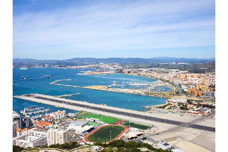 Platz ist in Gibraltar Mangelware. Woran man das erkennt? Die einzige Landebahn des britischen Überseegebiets am Mittelmeer ...
