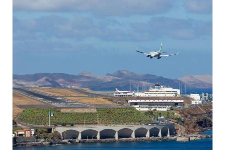 Unmittelbar vor der Landung eine scharfe Rechtskurve fliegen, Fallwinde ausgleichen und die Klippen im Auge behalten - es br...