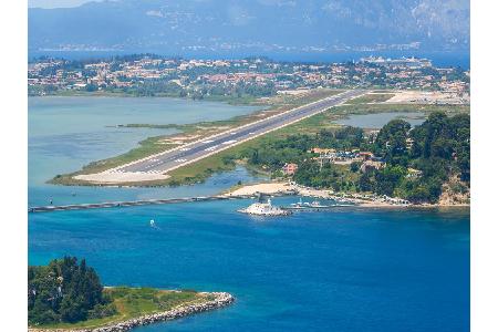 Zwischen zwei Hügeln und einer Meeresbucht war nicht mehr viel Platz - die Erbauer des Ioannis Kapodistrias Airport auf der ...