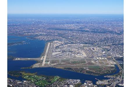 Bauch einziehen heißt es dagegen am John F. Kennedy International Airport in New York. Da sich mit La Guardia und Newark zwe...