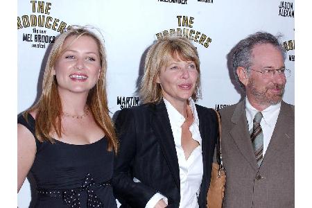 Erfolgsregisseur Steven Spielberg ist nicht nur der Patenonkel von Drew Barrymore, sondern auch der Stiefvater von 